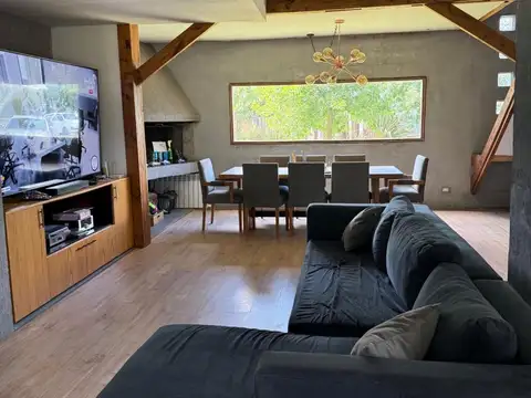 Casa 4 ambientes con 2 baños