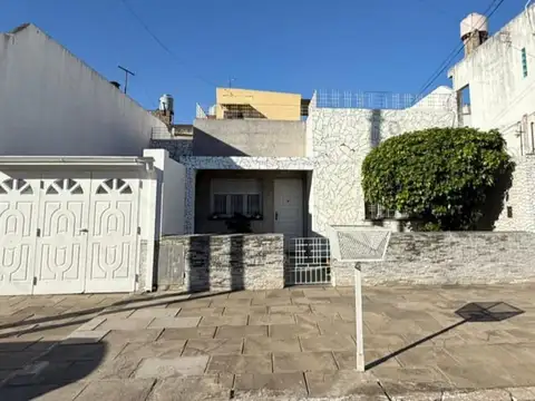 Casa 4 Ambientes en Lomas Del Mirador