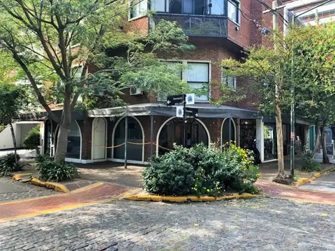 Excepcional local en esquina en alquiler ubicado en pleno centro comercial de Martínez.
