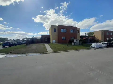 Casas de Santa Ana, Casa con amplio jardin