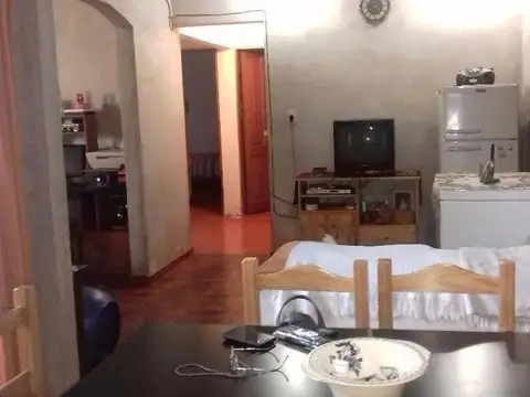 CASA A UNA CUADRA DE AVENIDA ROCA  Y DOS DE LA PLAZA DE HURLINGHAM