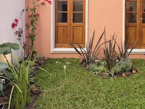 VENTA. Casa 3 dormitorios con patio y terraza