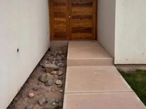 Casa 5 ambientes con 2 baños