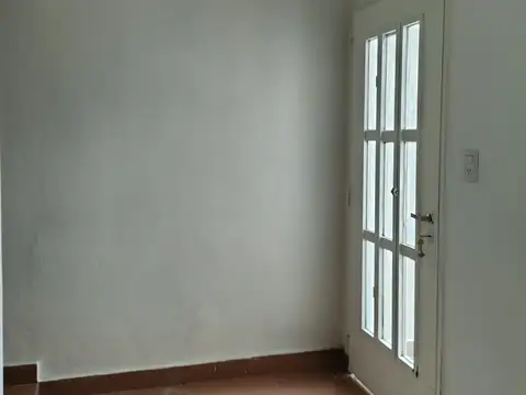 TIPO CASA EN EXCELENTE ESTADO – SIN EXPENSAS – FRENTE PLAZA – A 1 CDRA. AV SAN JUAN Y SUBTE “E” Y A 3 CDRAS. AVDA. JUJUY