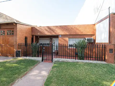 VENTA CASA DE 3 DORMITORIOS CON COCHERA Y PATIO
