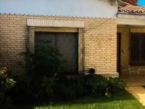 Casa  en Venta ubicado en Castelar, Morón, G.B.A. Zona Oeste - AMA0175_LP545297_8