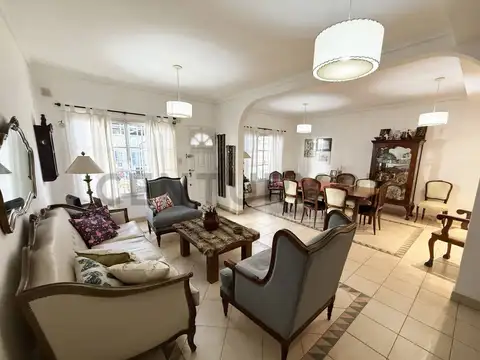 Casa 6 ambientes con 2 baños