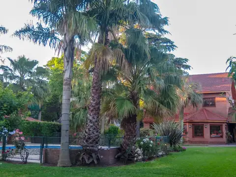 Destacada propiedad en Parque Leloir c/ casa de huéspedes