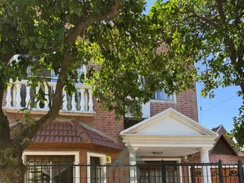 Casa de 5 ambientes en venta en Martínez | Jardín, cochera para 2 autos y excelente calidad con...