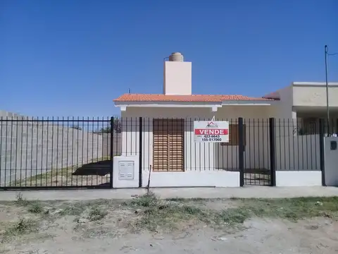 Casa en Venta  2 Dormitorios  Patio Amplio y Ingreso Para Vehiculo  B 20 de Junio