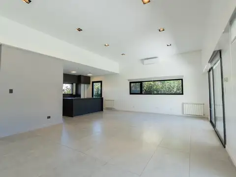 Casa en Venta con 4 cocheras