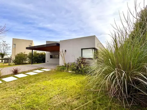 Casa en Venta con 4 cocheras