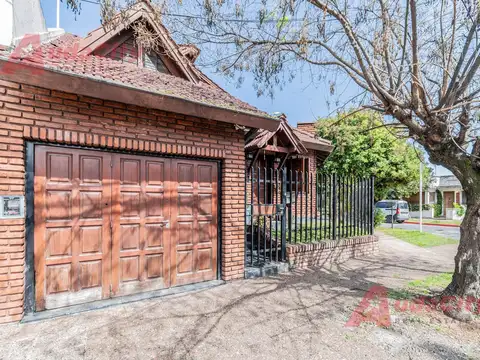 VENTA CASA 4 AMBIENTES 3 DORMITORIOS PILETA Y QUINCHO MORON NORTE