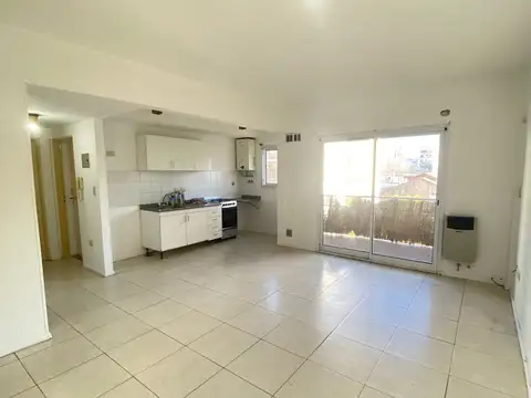 VENTA C/ RENTA - 2 AMB AL FRENTE C/ BALCÓN, 46 MTS TOT., COCINA INTEG. C/ESP. P/LAVARROPAS, BAÑO COMPLETO, EXC. UBICACIÓN