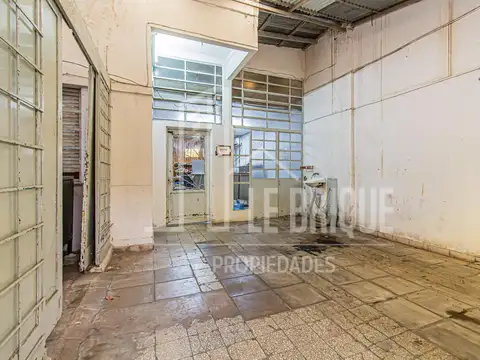 Casa en lote propio con gran potencial de remodelación