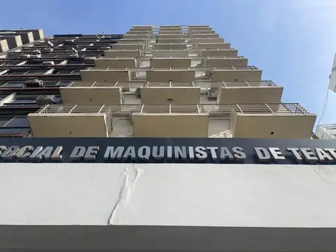 Monoambiente con balcon super luminoso.