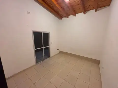 Casa 6 ambientes con 2 baños