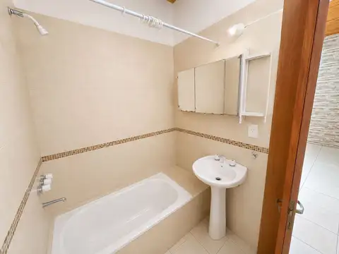 Casa en Alquiler con 2 cocheras