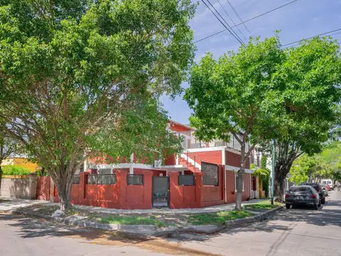 Venta  2 Casas y monoambiente en block. San Isidro