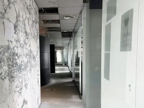 Oficina 12 ambientes con 5 baños