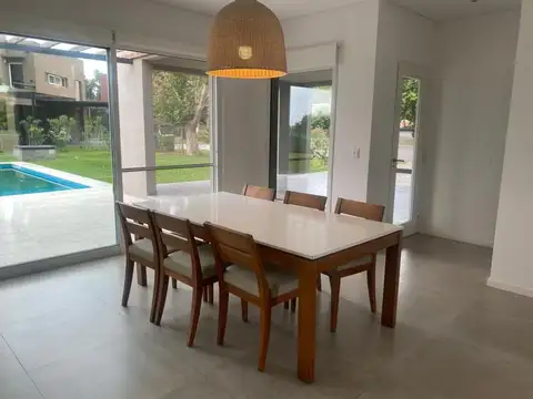 Casa en Alquiler con cochera