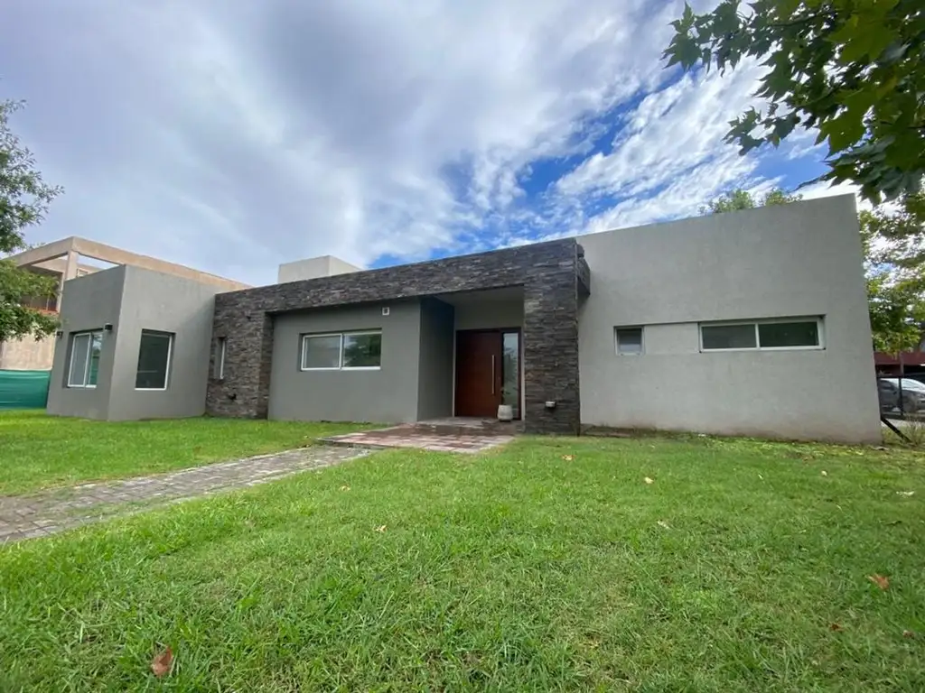 Casa en Alquiler en Haras Santa Maria - 4 dormitorios