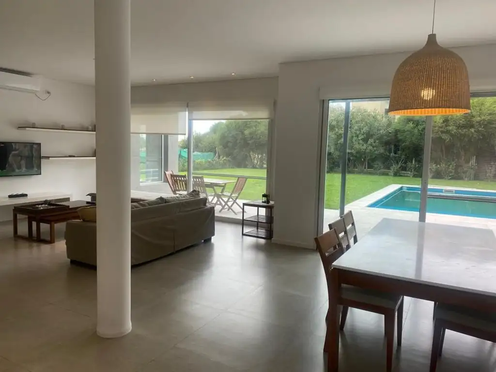 Casa en Alquiler con cochera