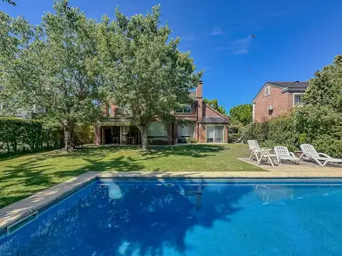 VENTA Casa de 6 ambientes c/parque y piscina