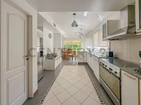 Casa 6 ambientes con 3 baños