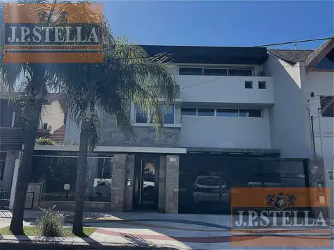 Excelente Casa de 5 amb c/ Garage 3 autos y Pileta climatizada - 440 m² Edif. - Ramos Mejia