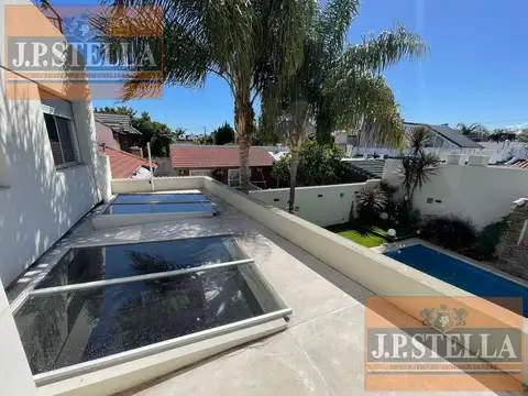 Excelente Casa de 5 amb c/ Garage 3 autos y Pileta climatizada - 440 m² Edif. - Ramos Mejia