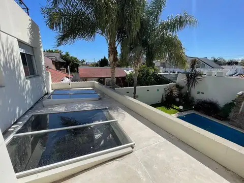 Excelente Casa de 5 amb c/ Garage 3 autos y Pileta climatizada - 440 m² Edif. - Ramos Mejia