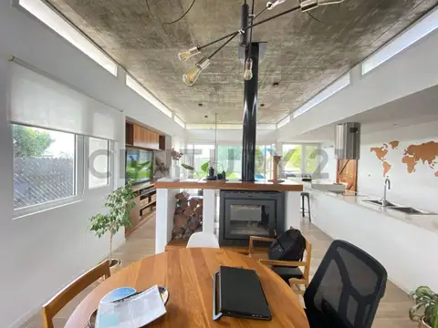Casa en Venta con 2 cocheras