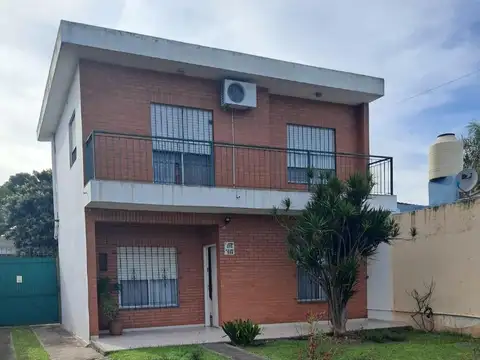 CASA 5 AMB EN FLORENCIO VARELA APTA A CREDITO   