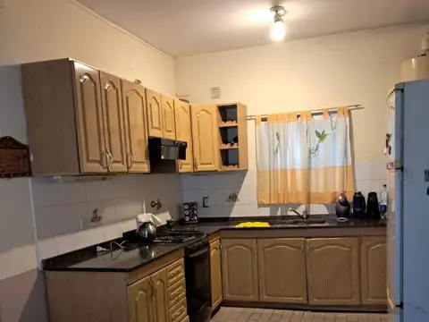 CASA 5 AMB EN FLORENCIO VARELA APTA A CREDITO   