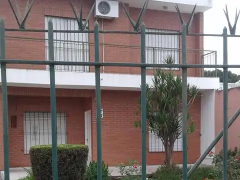 CASA 5 AMB EN FLORENCIO VARELA APTA A CREDITO   