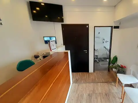 Olivos - Impecable oficina con 4 privados y Balcón Terraza al frente!