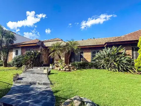 VENTA CASA  5 AMBIENTES CON PILETA Y COCHERA