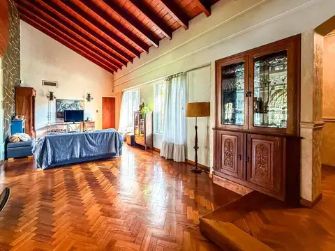 VENTA CASA  5 AMBIENTES CON PILETA Y COCHERA