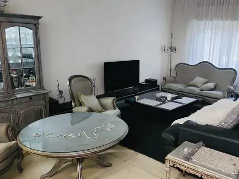 Casa 6 ambientes con 2 baños