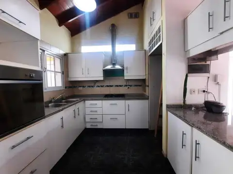 Casa en Alquiler con 1 cochera