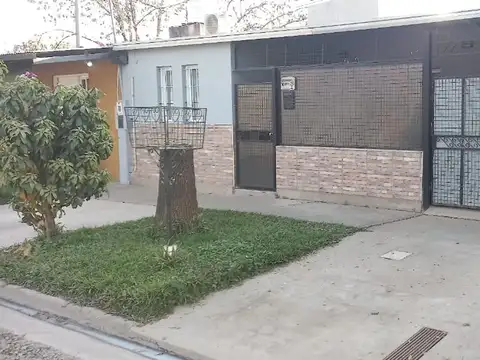 Casa de 2 dormitorios, cochera y patio verde