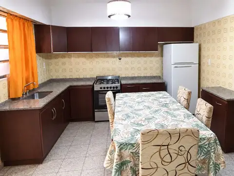 Propiedad sobre dos lotes, casa y terreno contiguo
