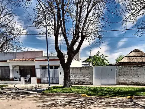 Propiedad sobre dos lotes, casa y terreno contiguo