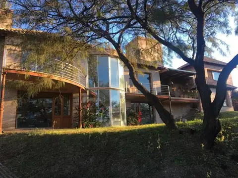 Casa 10 ambientes con 2 baños