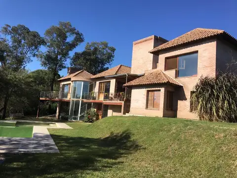 Casa en venta de 4 dormitorios con pileta y quincho – Country Las Delicias