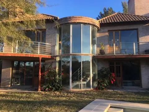 Casa en venta de 4 dormitorios con pileta y quincho – Country Las Delicias