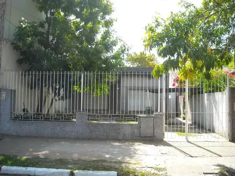 CASA 3 AMB. COCHERA.JARDIN. PATIO. CASEROS