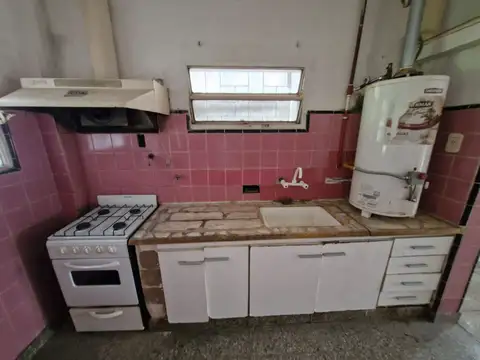 CASA 3 AMB. COCHERA.JARDIN. PATIO. CASEROS