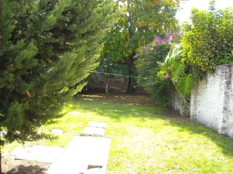 CASA 3 AMB. COCHERA.JARDIN. PATIO. CASEROS